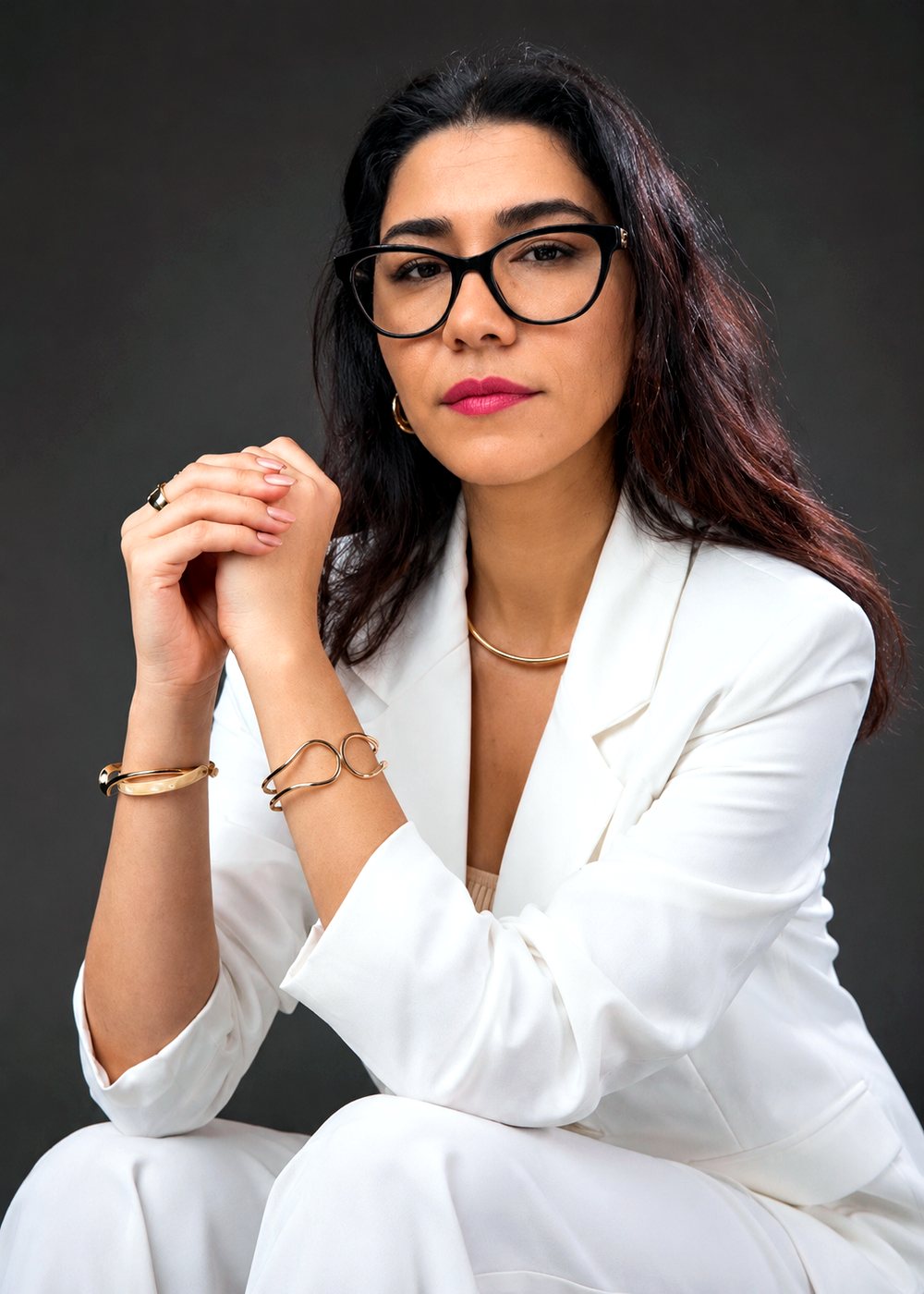 Emma Larbaoui, conseillère en sécurité financière, en tailleur blanc